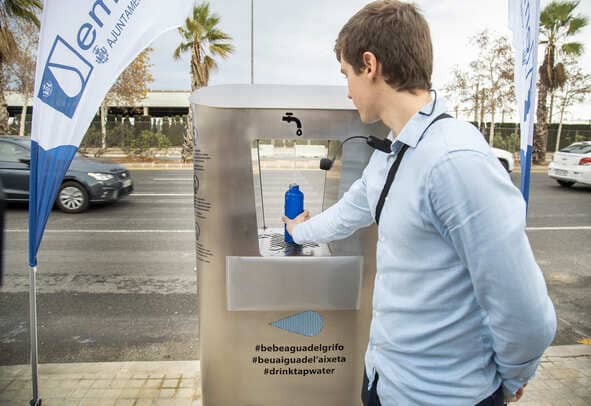Fuente PUSDAR integrada en zona verde de Valencia