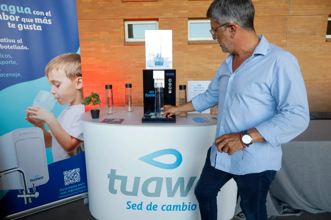 Fuente Horeca sostenible de Tuawa by Global Omnium en el cóctel de los V Premios Historias con Delantal, sin plástico de un solo uso.