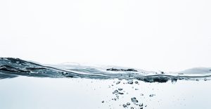 Textura de agua limpia con burbujas como fondo decorativo de agua filtrada