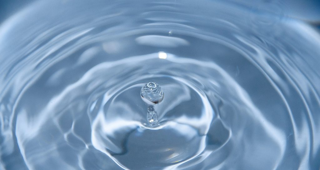 gota cayendo al agua