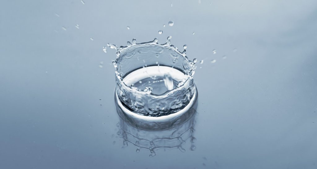 Salpicadura de agua pura al caer, símbolo de frescura y filtración