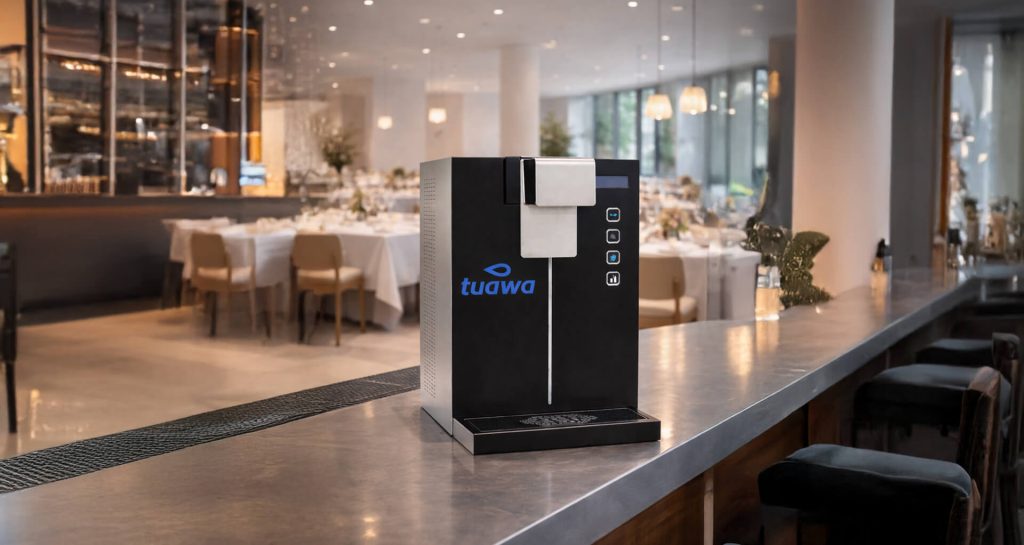 Dispensador de agua filtrada Tuawa Horeca sobre barra de restaurante elegante