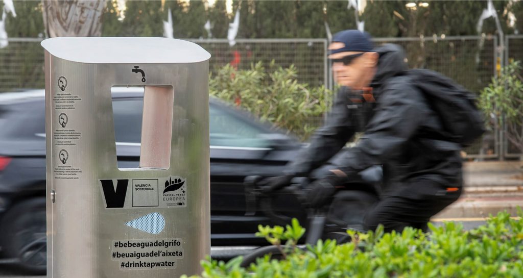 Punto de suministro público de agua filtrada en Valencia con módulo especializado para botellas reutilizables.