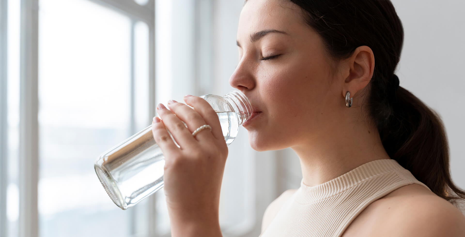 mujer bebiendo agua