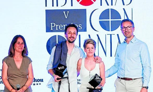 Vicente Silvestre de Tuawa entregando el premio La Raíz de la Cocina a Vicky Sevilla y Chemo Rausell en los V Premios Historias con Delantal.