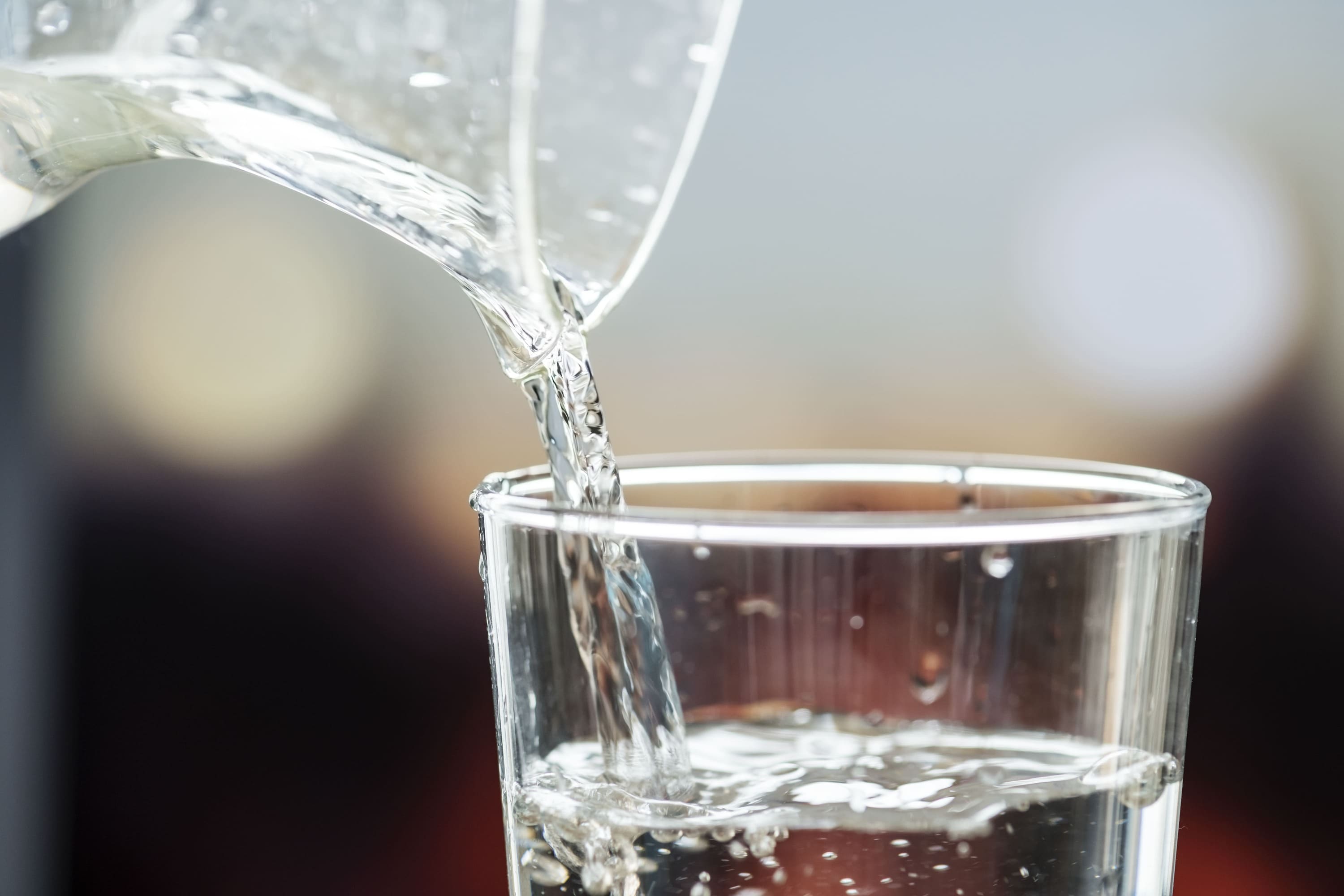jarra y vaso de agua en mesa